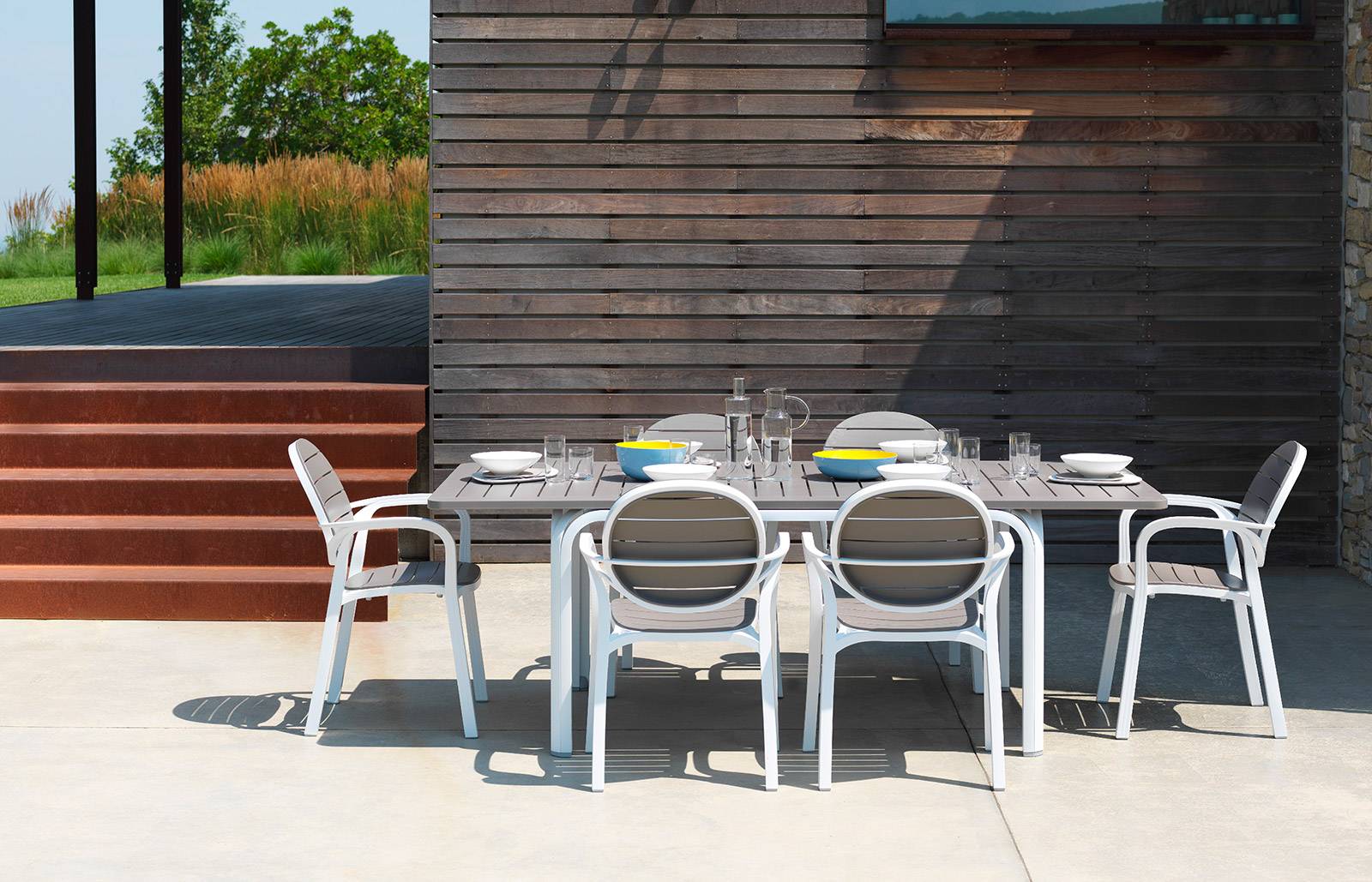 Table de jardin extensible en résine de couleur blanc/taupe - 140 cm - ALLORO - NARDI