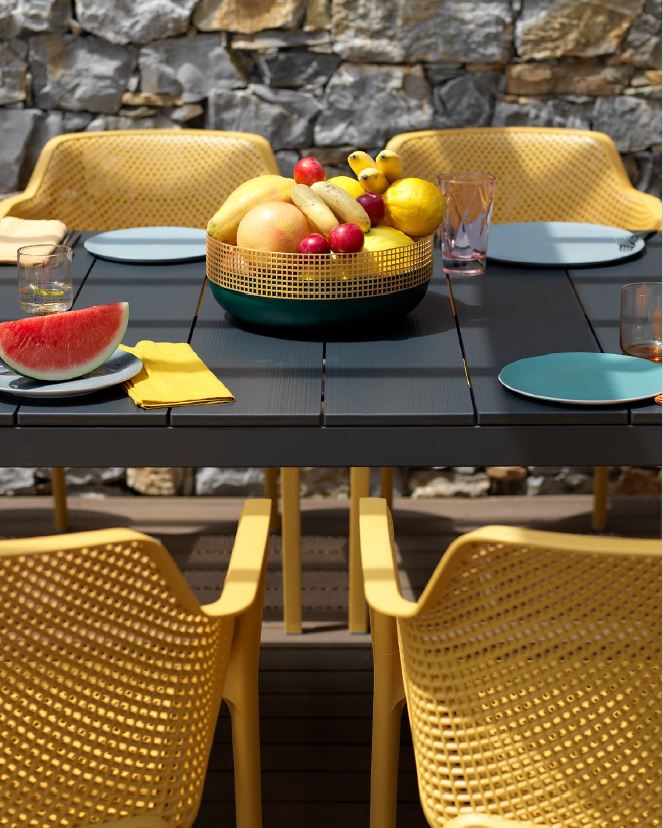 Chaise de jardin en résine de couleur moutarde NET - NARDI