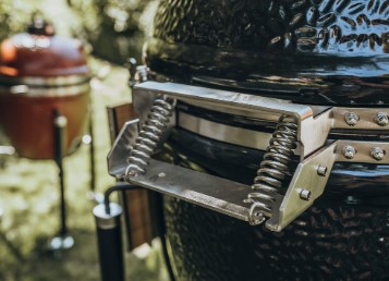 Barbecue au charbon de bois avec chariot de couleur noir Monolith Classic Pro serie 2.0 noir