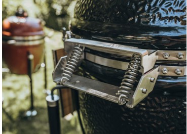Barbecue au charbon de bois avec chariot Monolith Classic Pro serie 2.0 rouge