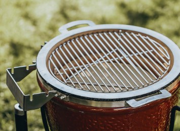 Barbecue au charbon de bois sans chariot Monolith Junior Pro serie 2.0 rouge