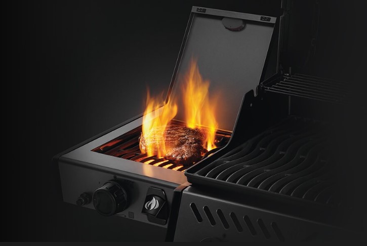 Barbecue Napoleon Freestyle 425SIB avec SIZZLE ZONE - 4 Brûleurs