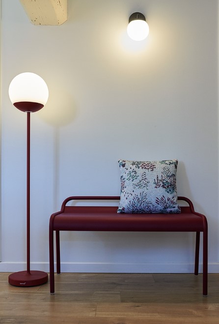 Lampe MOOON! H.134 cm - cerise noire - Fermob - Design: Tristan LOHNER