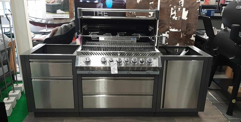 [NAPOLEON-CUISINE.EXPO] Cuisine extérieure Napoleon Prestige PRO 665 haut de gamme avec barbecue connecté, Sizzle Zone™, rôtissoire et finition inox premium.