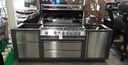 Cuisine extérieure Napoleon Prestige PRO 665 haut de gamme avec barbecue connecté, Sizzle Zone™, rôtissoire et finition inox premium.