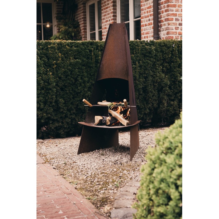 [OUTR - 0030101001] Braséro au feu de bois OUTR TRIA en acier corten | Foyer de jardin design pour terrasse et jardin