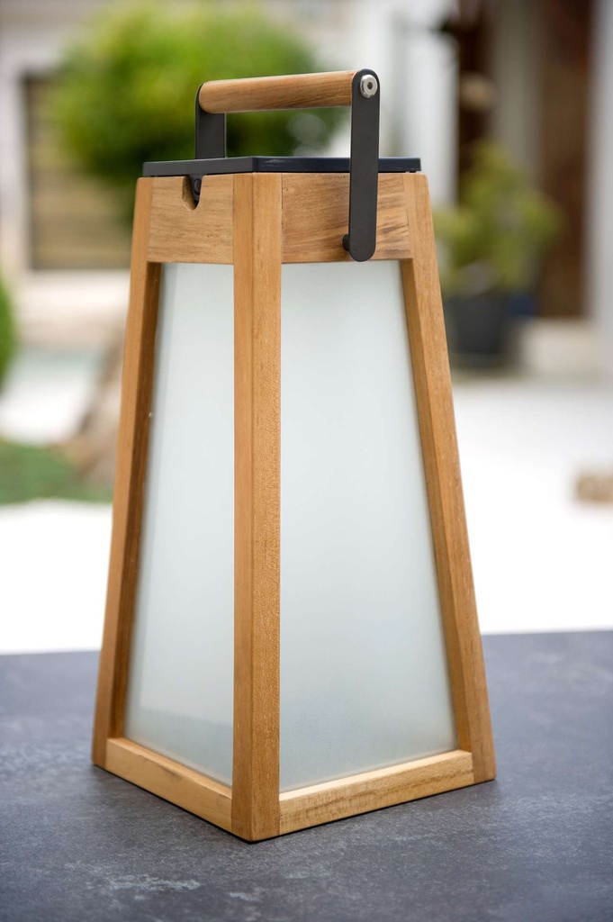 Lanterne solaire Les Jardins TECKA – lampe d’extérieur rechargeable teck et verre dépoli acrylique LED
