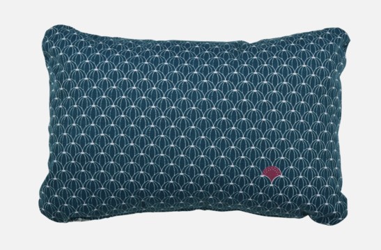 Coussin d’extérieur Fermob Envie d’ailleurs Bleu Pétrole 44x30 cm – coussin design résistant UV pour jardin et terrasse