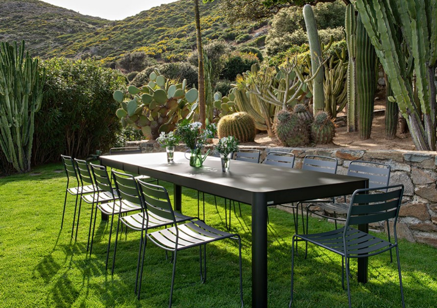 Ensemble extensible RIBAMBELLE 149/299 x 100 cm et 8 chaises SURPRISING de FERMOB, RIBAMBELLE, SURPRISING