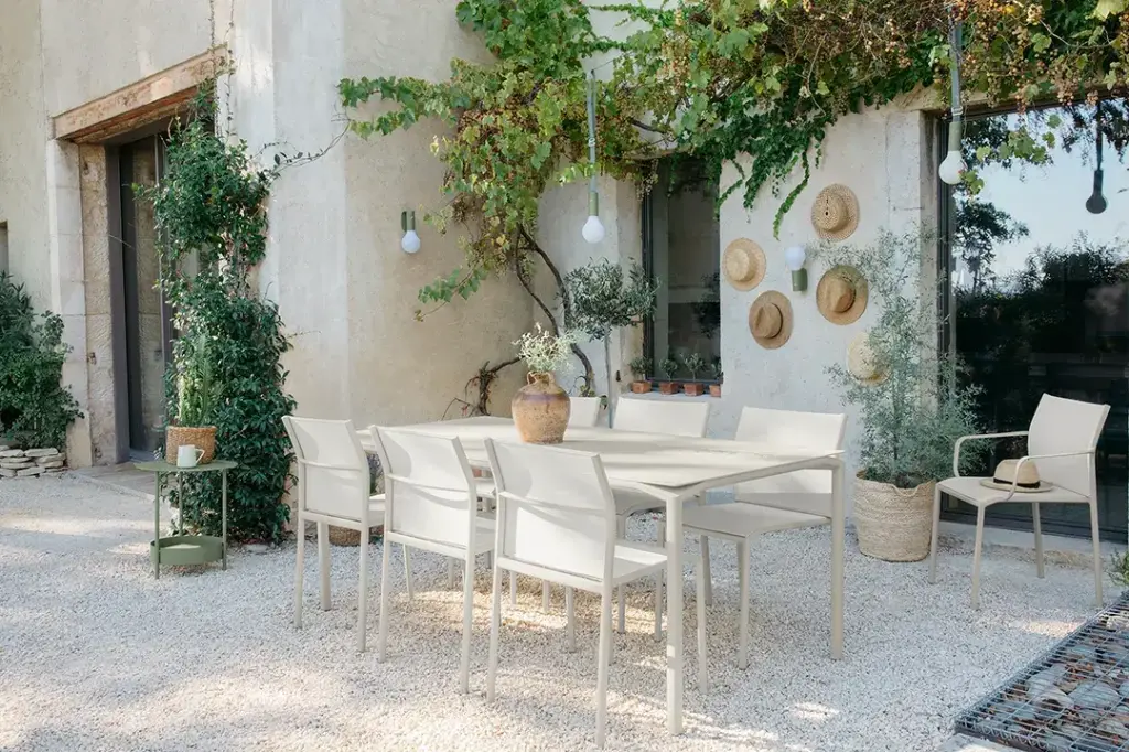 [FERMOB-8740A5 8701A5 8702A5] Ensemble de jardin en aluminium gris argile - CALVI - CADIZ avec 8 chaises - FERMOB, CADIZ, 8701A5, 8702A5, 8740A5, CALVI
