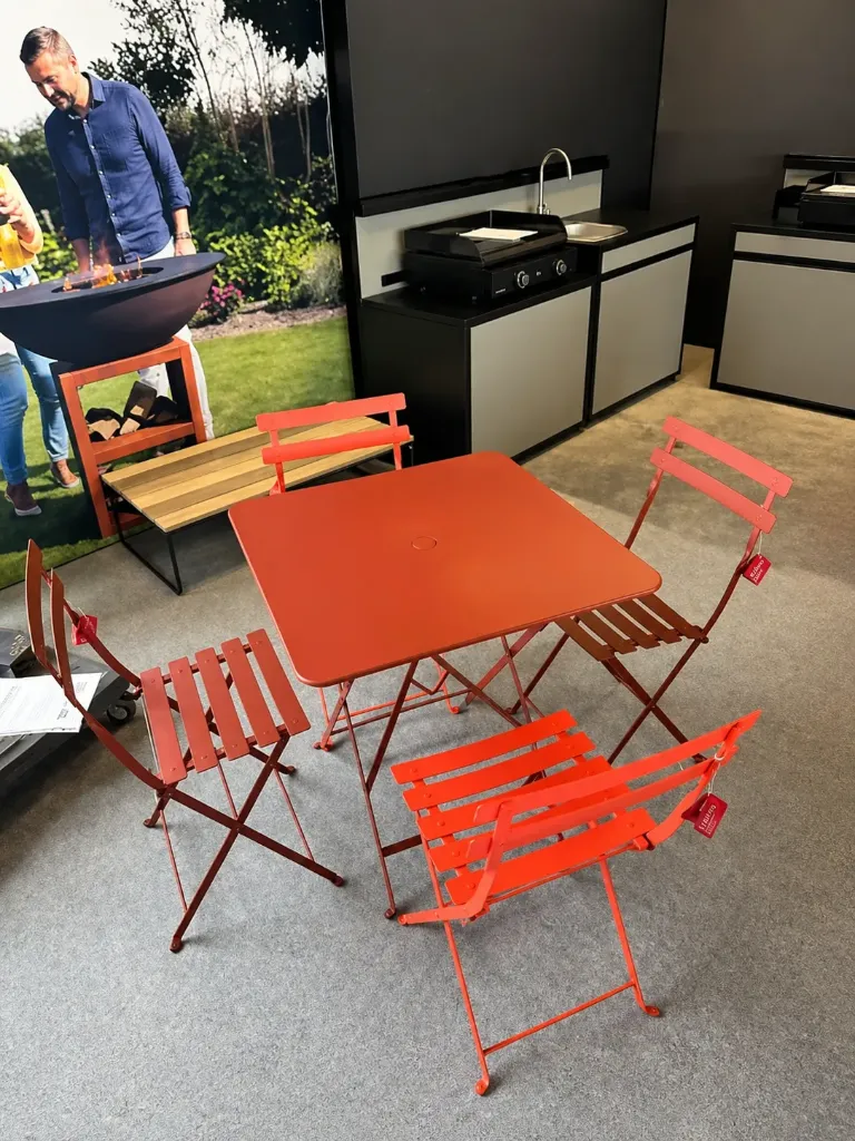 [FERMOB-024420 010120 010145] Ensemble de jardin Fermob BISTRO – Table 71x71 cm + 4 chaises pliantes | Ocre rouge & Capucine