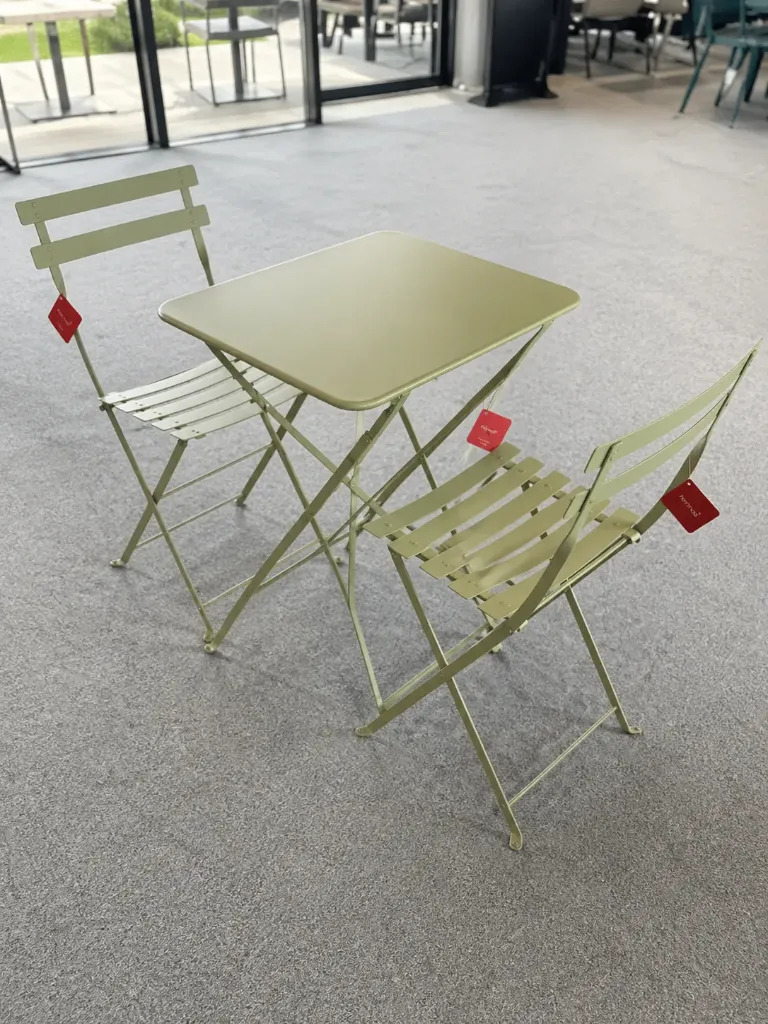 Ensemble de jardin Fermob BISTRO vert tilleul – Table + 2 chaises pliantes | Modèle d’expo