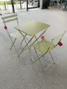 Ensemble de jardin Fermob BISTRO vert tilleul – Table + 2 chaises pliantes | Modèle d’expo