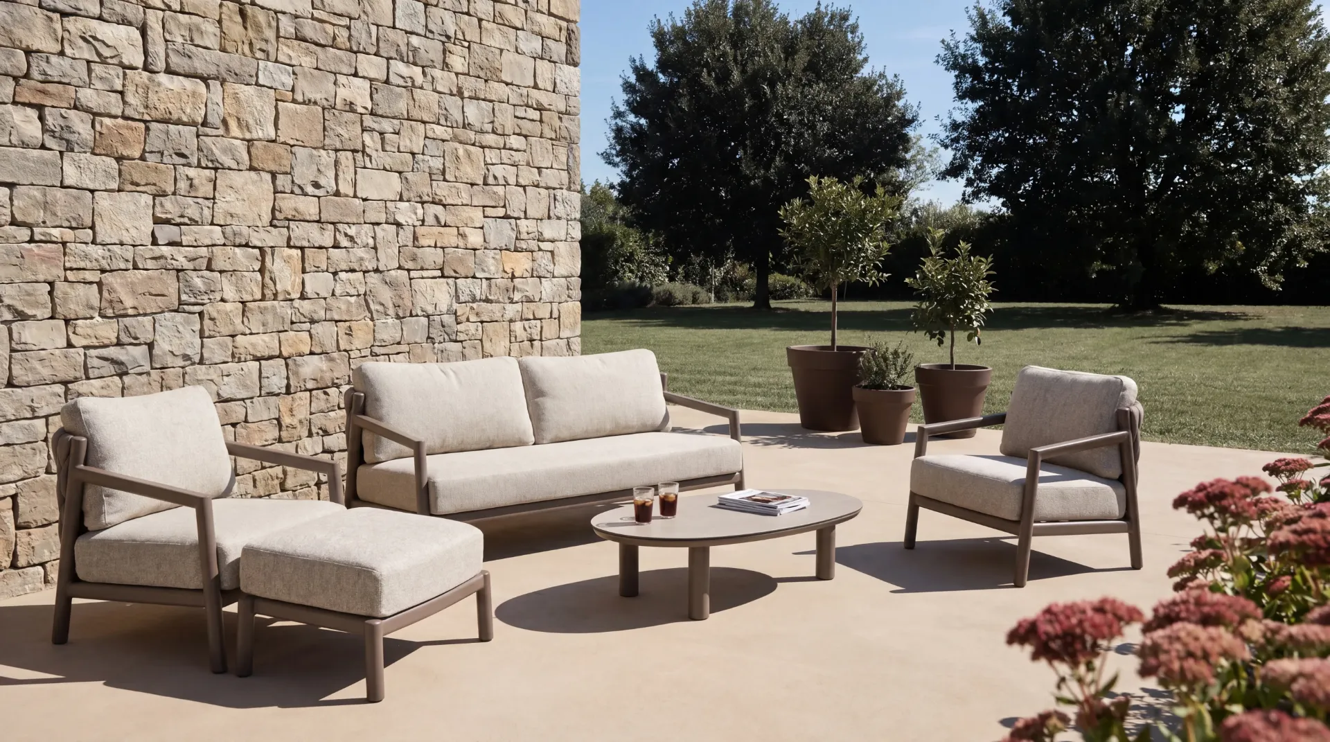 [4SO-91914] Salon de jardin Solenza TASTE by 4 Seasons Outdoor – canapé + fauteuils aluminium terre | Leroy Gauthier