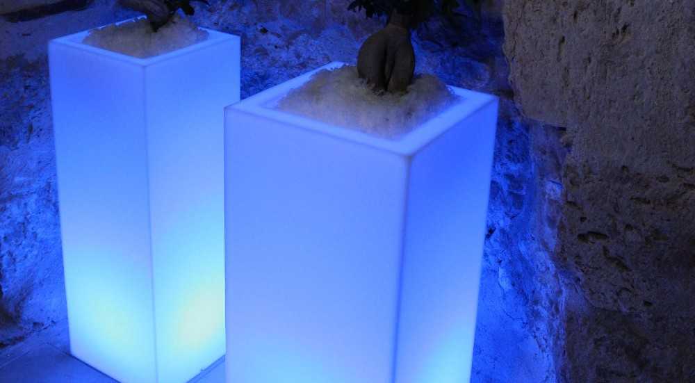 Jardiniere lumineuse hole l 35x35 x h 110 blanc translucide + eclairage filaire blanc - ROTOMOD belami