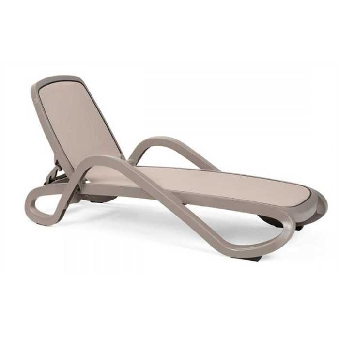 Transat Nardi Alfa Taupe avec Accoudoirs – Bain de soleil en résine extérieur