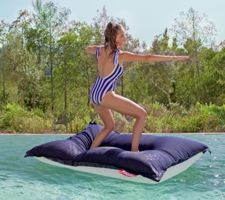 [FATBOY 103432 POUF FLOTTANT FLOATZAC NAVY] Pouf flottant Fatboy Floatzac Navy Blue – pouf de piscine et extérieur résistant à l’eau et aux UV