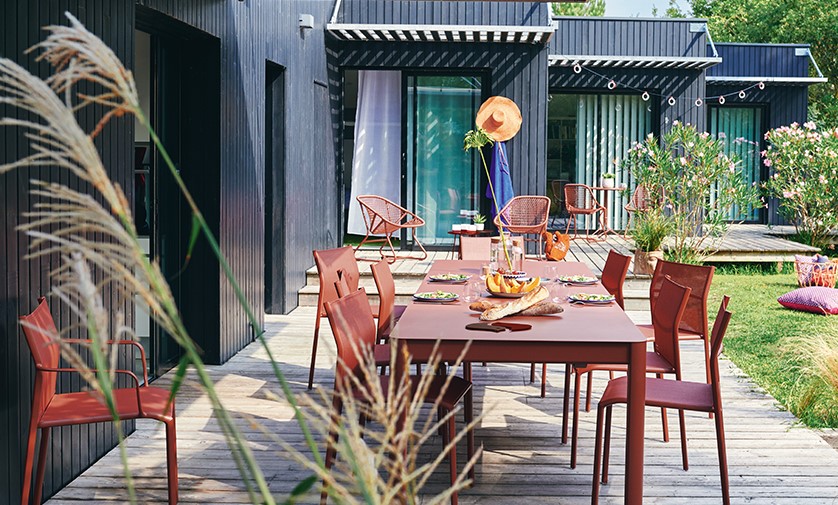 Ensemble extensible Ribambelle 149/299 x 100 cm ocre rouge + 8 chaises CADIZ de FERMOB, OCRE ROUGE, CADIZ, RIBAMBELLE