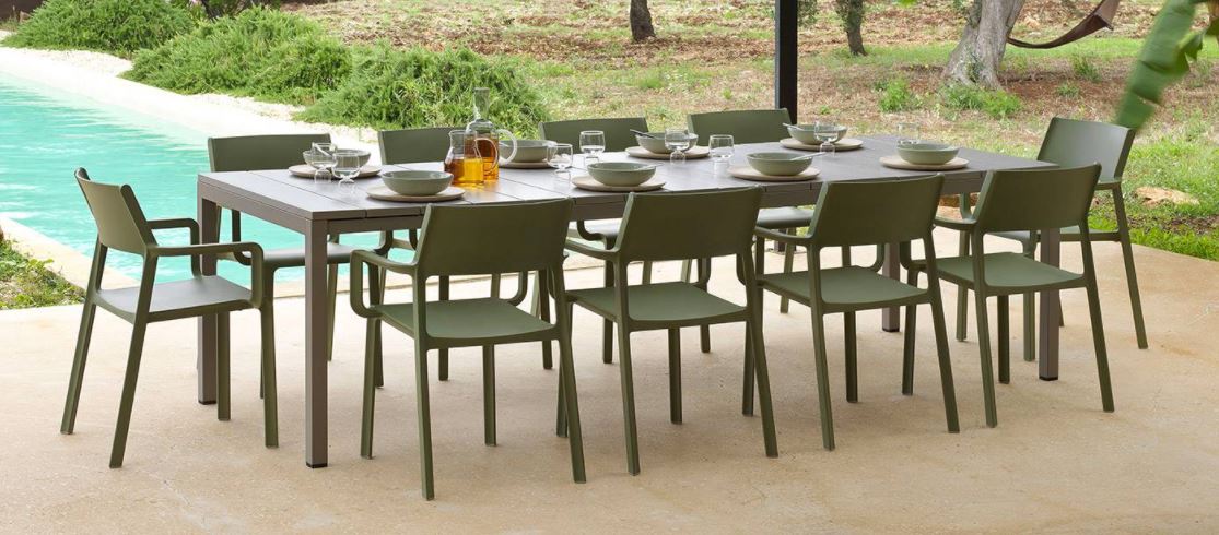 Ensemble de jardin en résine - table extensible 210/280 RIO Taupe - 10 chaises Trill Agave - NARDI