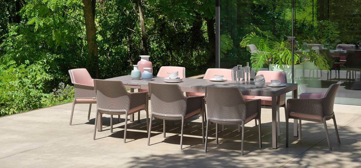[NARDI ENSEMBLE JARDIN NET RELAX RIO] Ensemble de jardin avec une table extensible taupe RIO 140/210 cm et 8 chaises NET relax avec coussin  - NARDI